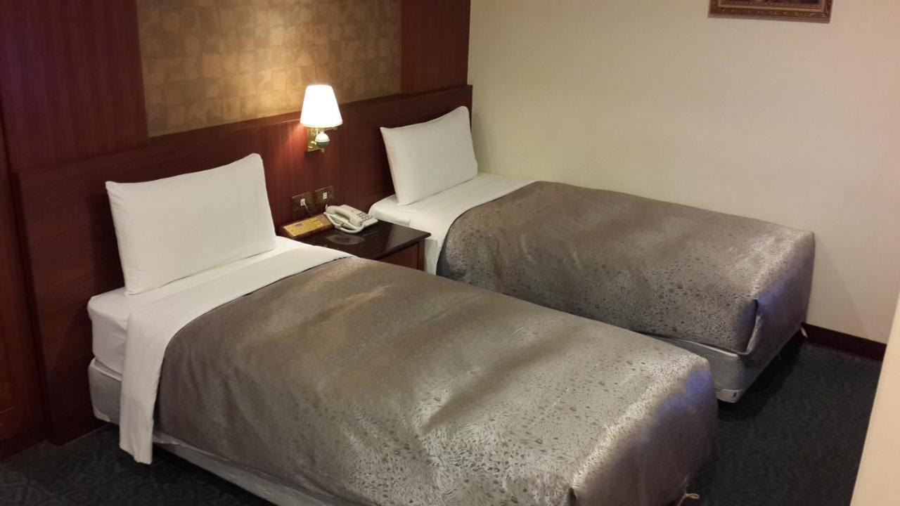 Jing Jing Holiday Hotel Kaohsiung Esterno foto